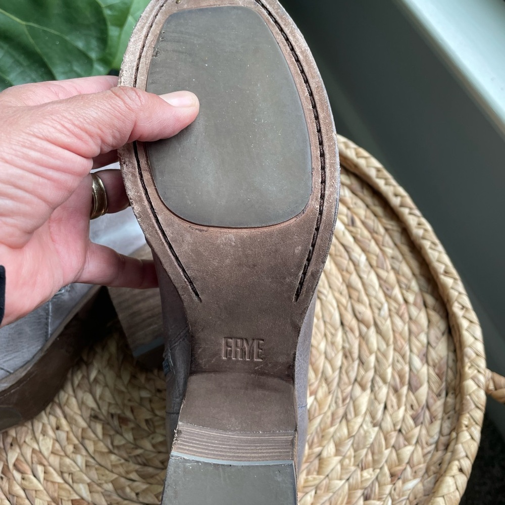 Frye Nora Bootie in like new condition SZ 8.5 leather 3’ heel grey - Picture 7 of 13